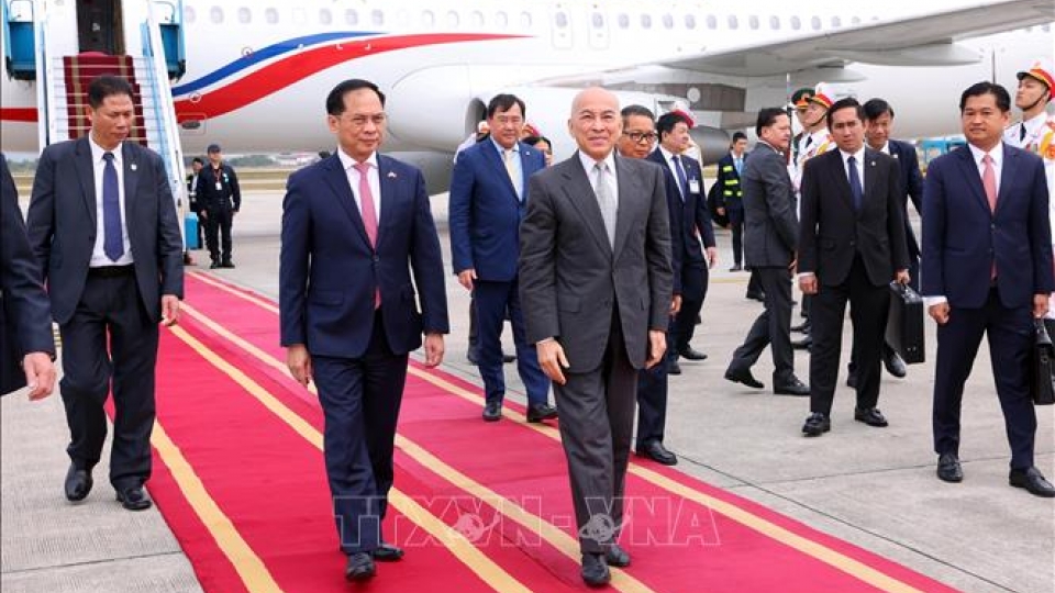 Cambodian King Norodom Sihamoni arrives in Hanoi for two-day state visit